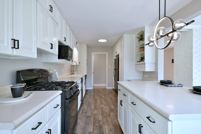 Foto del edificio - 646 Spring Rd