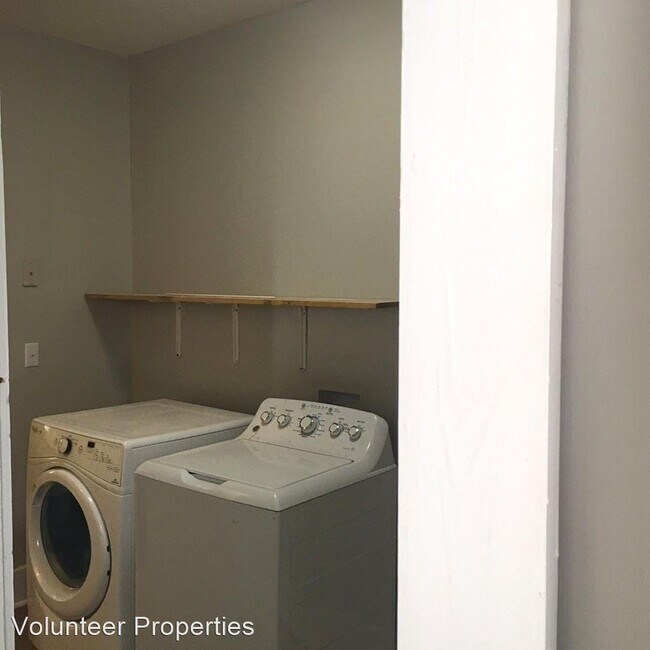 Building Photo - 3 br, 2 bath House - 1033E 5th St