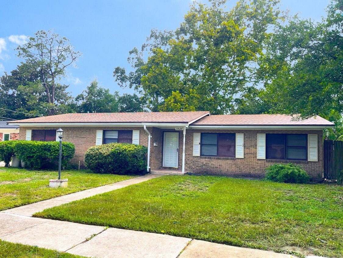 Foto principal - Freshly Painted 4 Bedroom Home Convenientl...