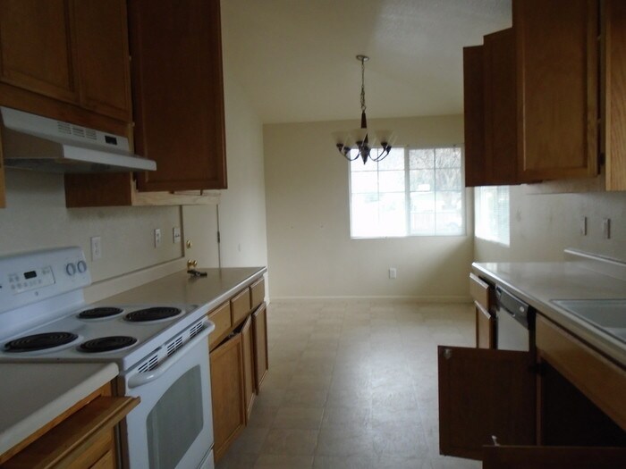 Building Photo - Spacious 2 Story 3 Bed 2 Bath