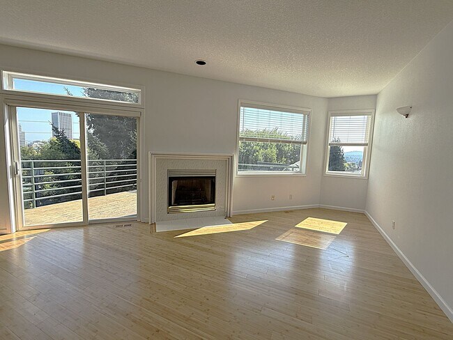 Foto del edificio - Filled With Natural Light! Updated SW Portland Townhome with City Views. New Interior Paint & Flo...