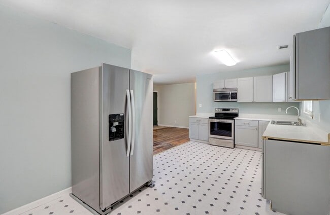 Building Photo - 2435 E 39th St