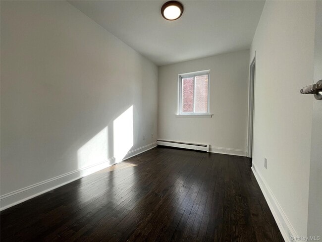 Foto del edificio - 75-50 Furmanville Ave