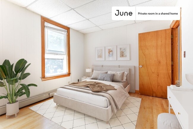 Building Photo - Room in Shared 5 bed/1 bath home