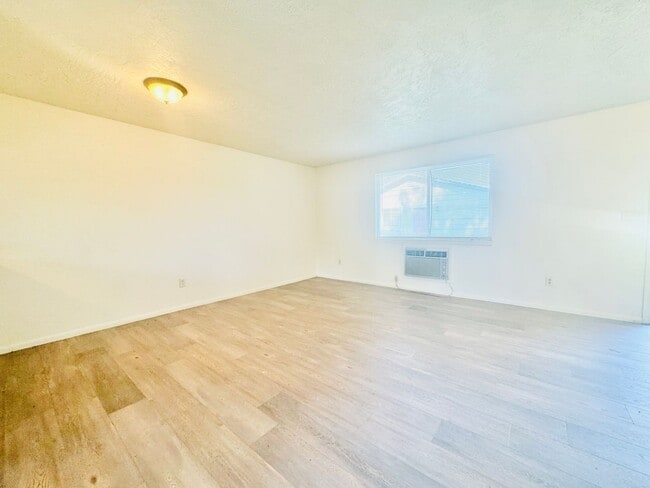 Building Photo - Very Cute Nampa 2 bd, 1b Home with private...