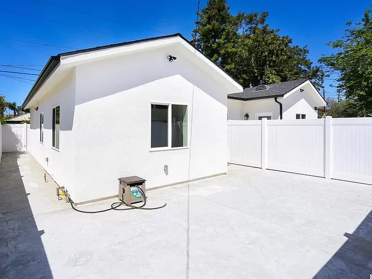 Primary Photo - 7523 Milwood Ave