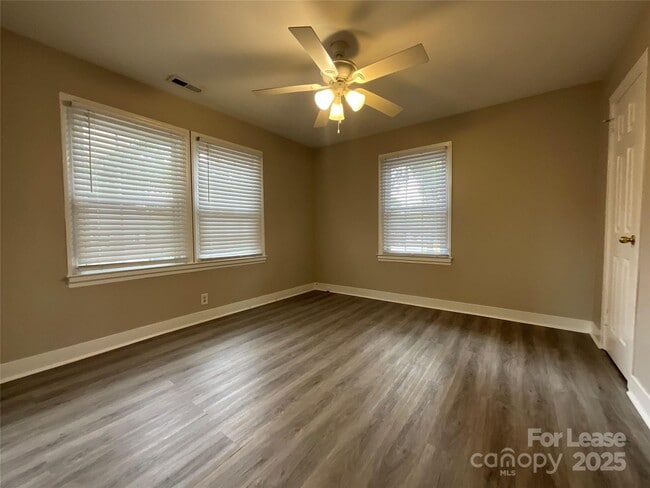 Building Photo - 742 Green St