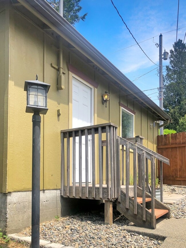 Building Photo - Adorable home, wonderful space and great l...