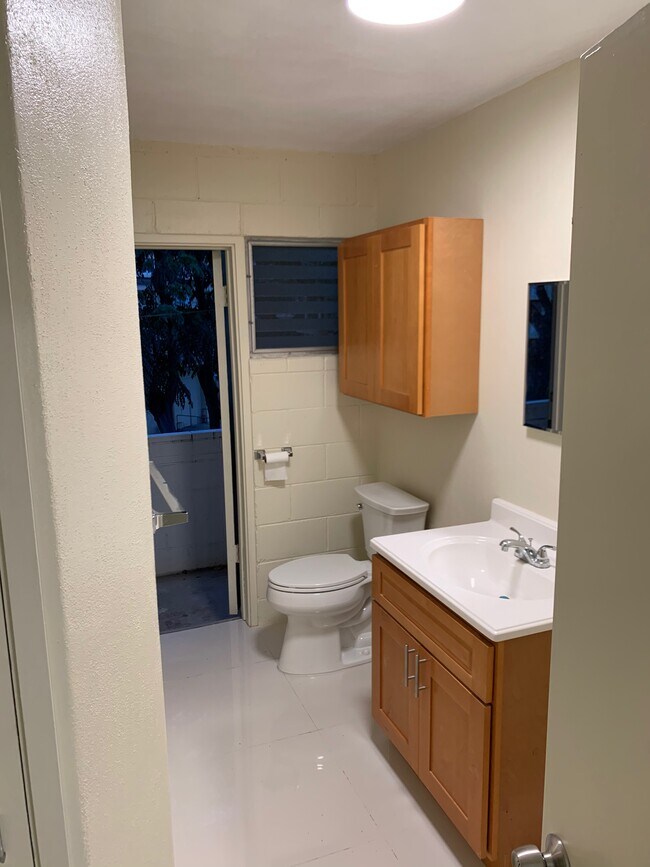 Baño - 1515B S King St