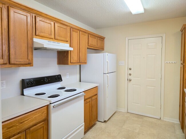 Building Photo - Hewitt Duplex!