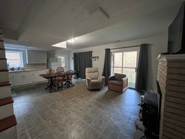 Building Photo - 304 Pine Dr