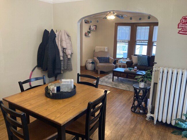 Foto del edificio - 2937 N Frederick Ave