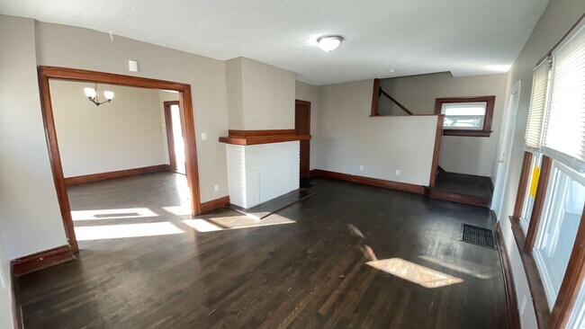 Foto del edificio - 106 E Maplewood Ave