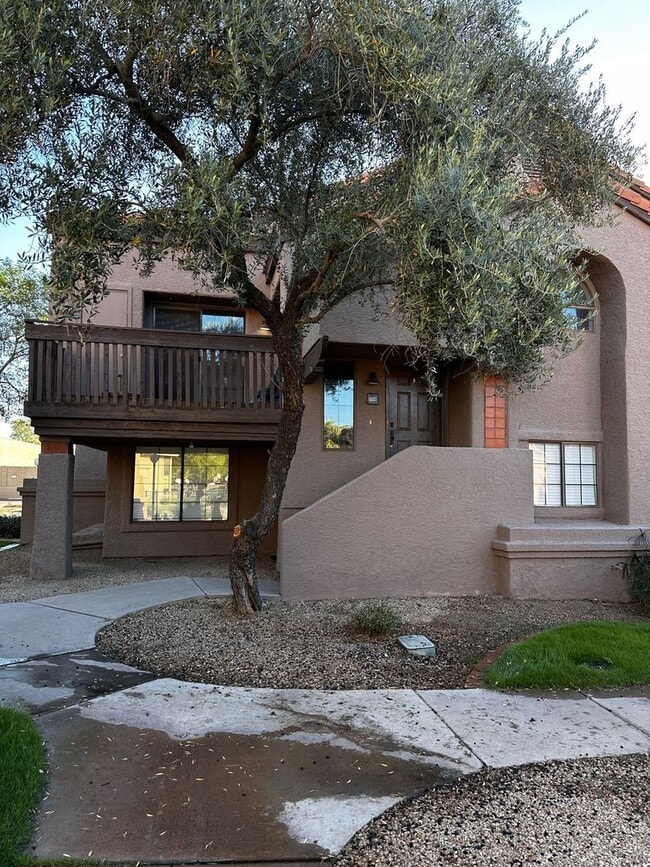 Building Photo - 700 E Mesquite Cir