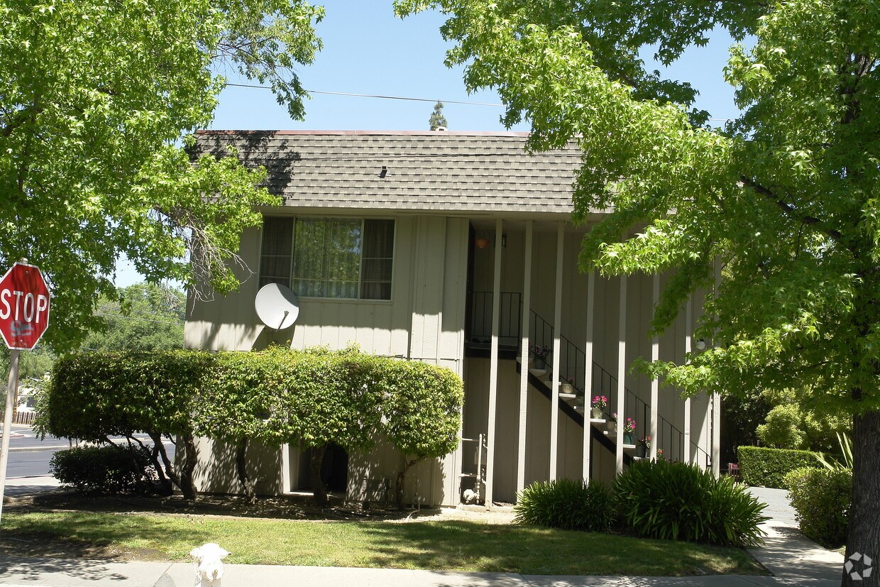 Building Photo - 2001 Sierra Rd