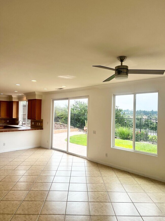 Foto del edificio - Stunning 4br + Den located on a view lot i...
