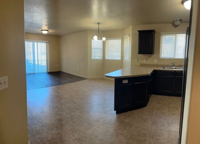 Building Photo - Great 3 Bed 2 Bath Sandy Condo!!