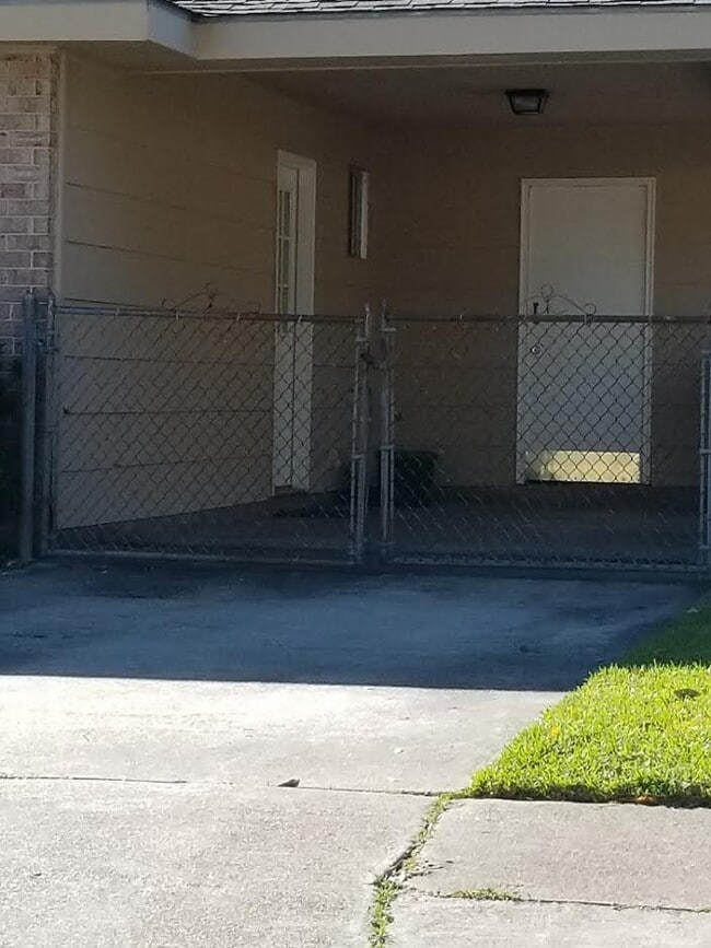 Building Photo - 3713 E Loyola Dr