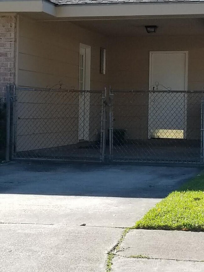 Foto del edificio - 3713 E Loyola Dr