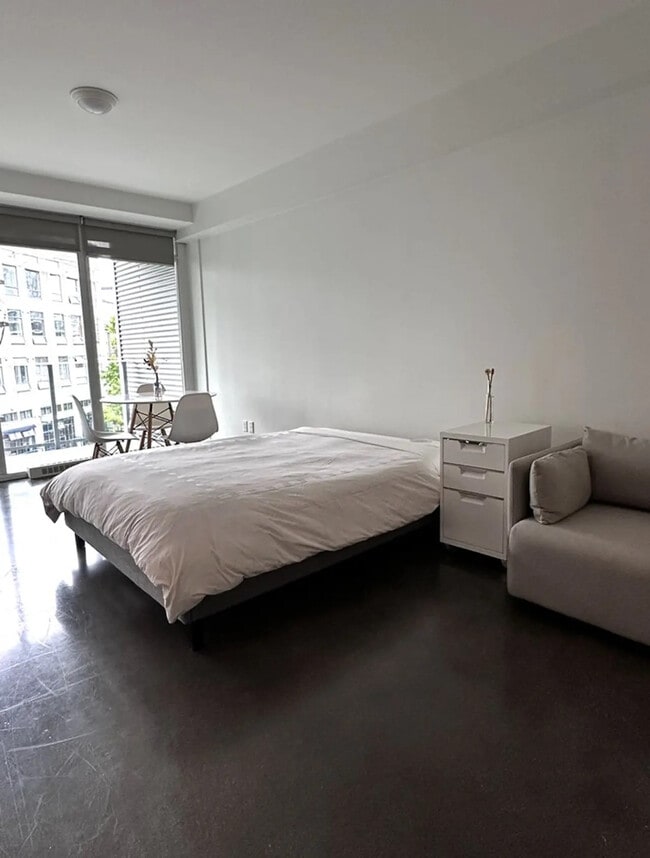 Photo du bâtiment - 256 E 2nd Ave