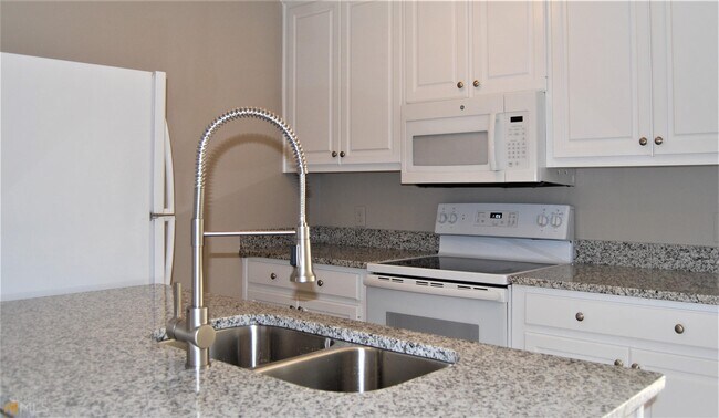 Building Photo - 2874 Florence Dr