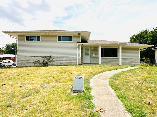 Foto del edificio - For Lease: Split-Level Ranch Home (4-Beds/2-Baths)