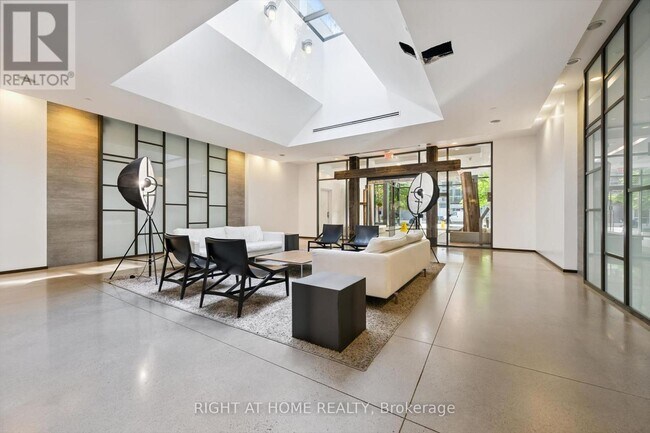 Photo du bâtiment - 1030 King St W