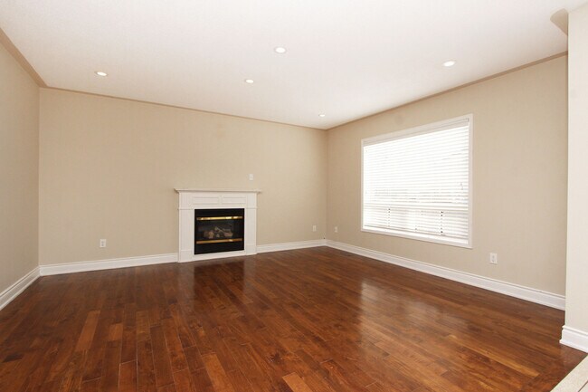 Building Photo - 15 Robert Attersley Dr W