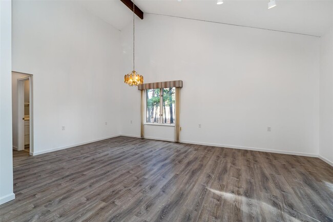 Building Photo - 3301 Pine Grove Dr