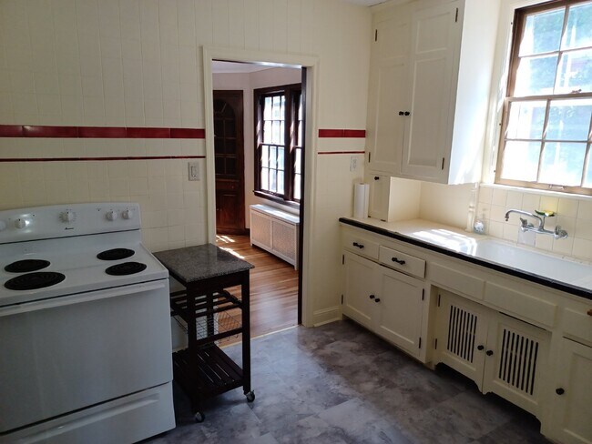 Building Photo - Charming 2-Bedroom + Den, Minneapolis Duplex