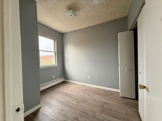 Building Photo - 132 Locust St