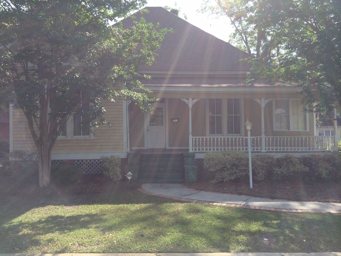 Primary Photo - 3 bedroom, 2 bath Historic Home Near Downt...