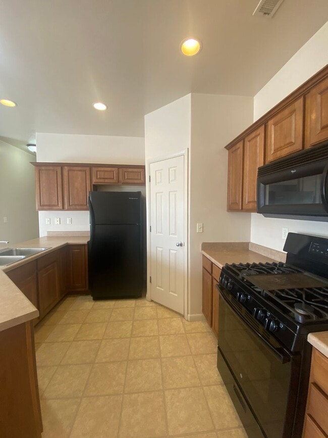 Building Photo - Shadow Mountain duplex