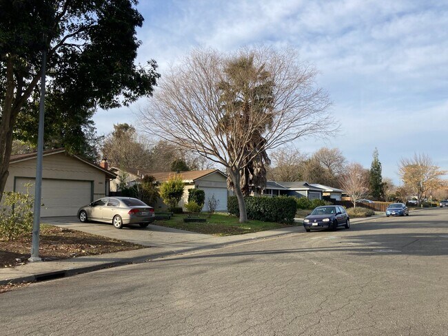 Building Photo - Detached Home with Fenced Yard