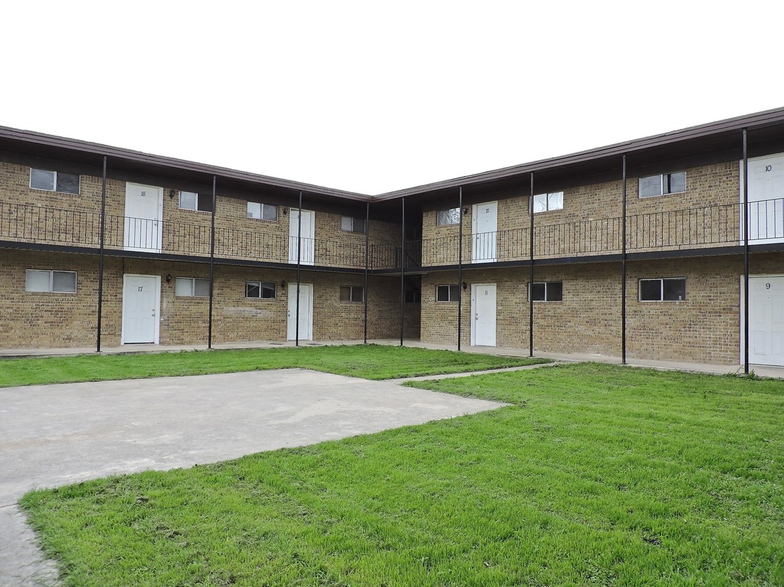 Primary Photo - 809 Root Ave