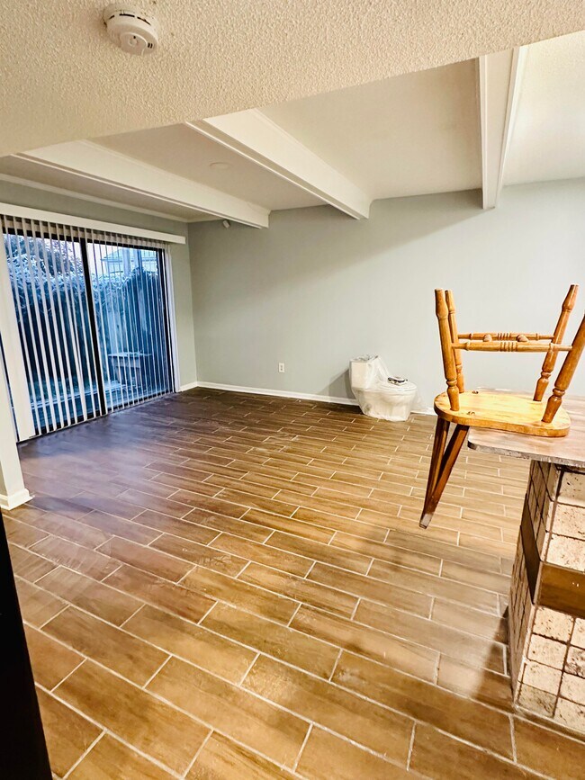 La cocina y el comedor conducen a un patio con puertas corredizas. - 3637 Haughton Ln