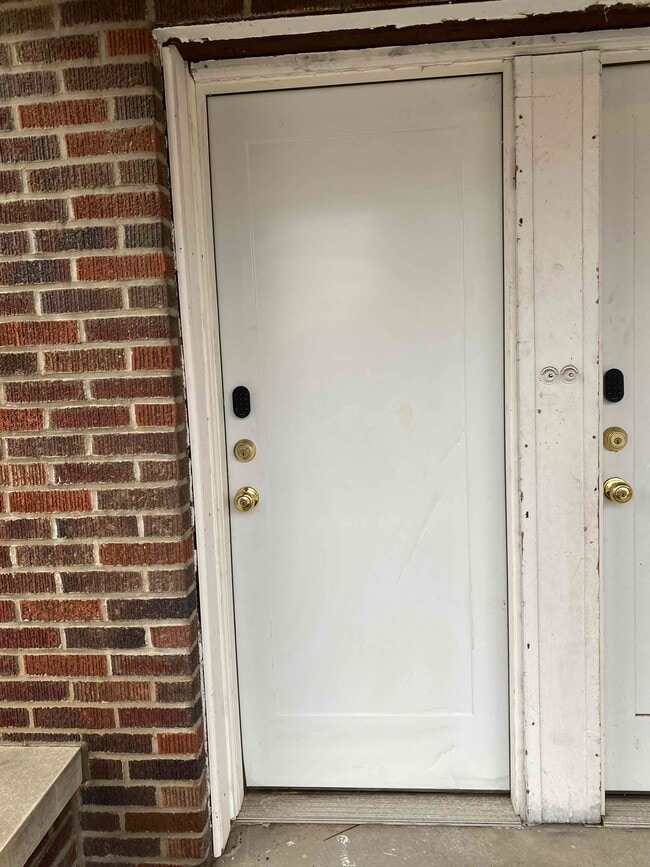 Main entry - 5017 S Broadway