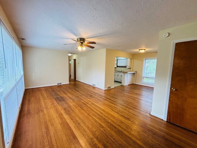 Building Photo - 4 Bedroom 1 Bath House
