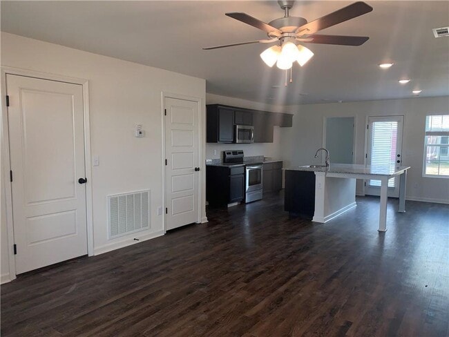 Building Photo - 824 S Parrot Ln