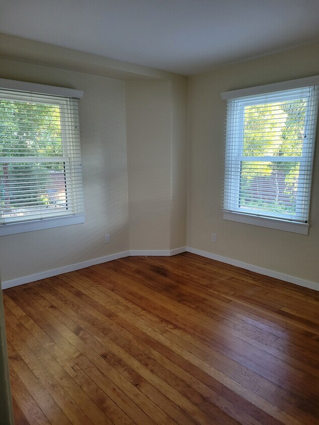 Living Room Unit 4 - 1422 Lou Dillon Ln