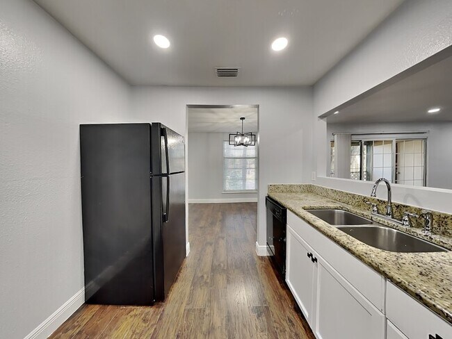 Foto del edificio - 3979 Versailles Dr