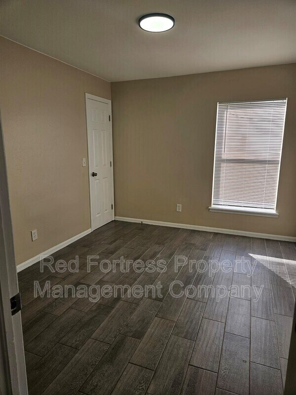 Foto del edificio - 4514 Leonard Blvd S