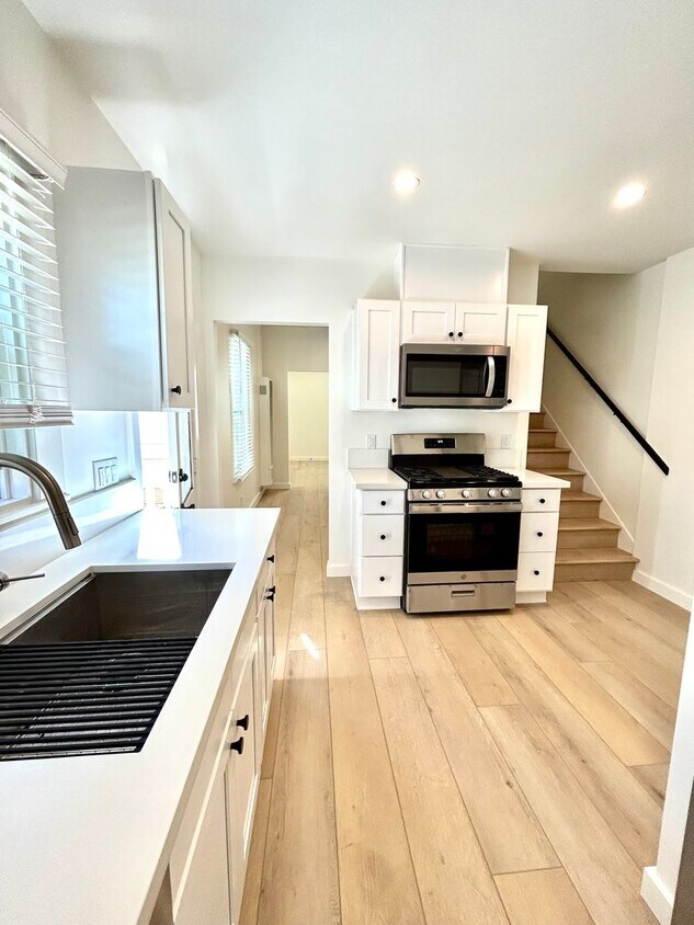 Foto principal - 3 Bed/1 Bath - Downtown Santa Barbara