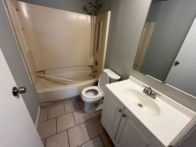 Foto del edificio - Spacious 3-Bedroom Townhome – Newly Renova...