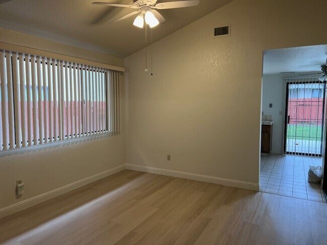 Foto del edificio - Spacious Greenhaven duplex with fresh paint, new laminate floors and vaulted ceilings.