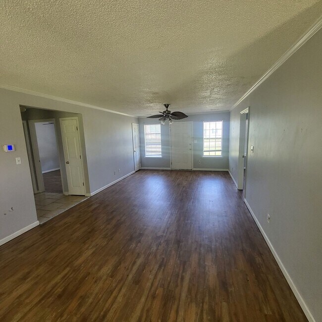 Building Photo - Move In Special Offered