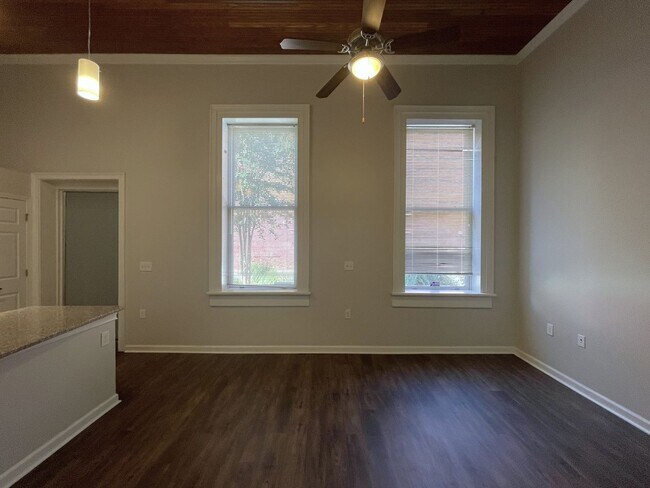 Building Photo - Stunning Two Bedroom Apartment in the Hear...