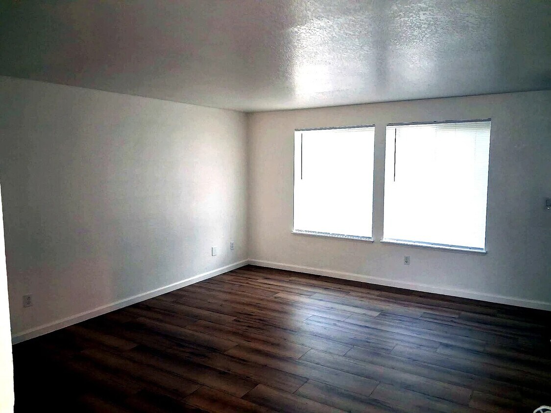 Foto del edificio - 10425 Holly Dr