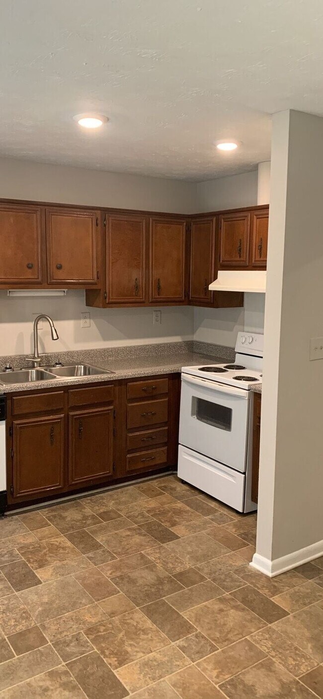 Building Photo - Beautiful 2 bed 2 bath flat duplex
