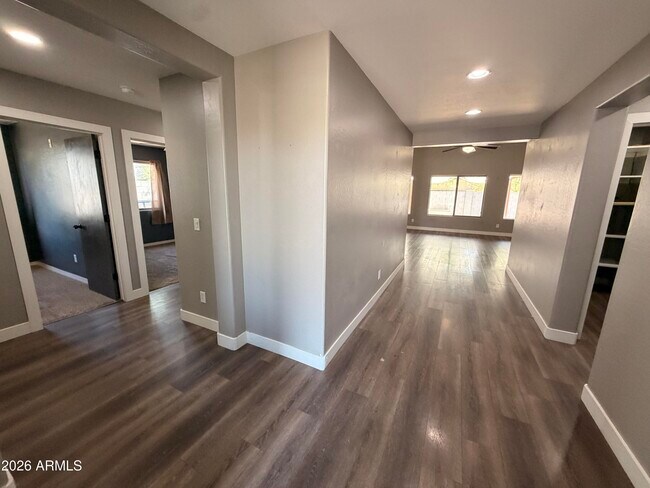 Foto del edificio - 25517 W Forest Grove Ave